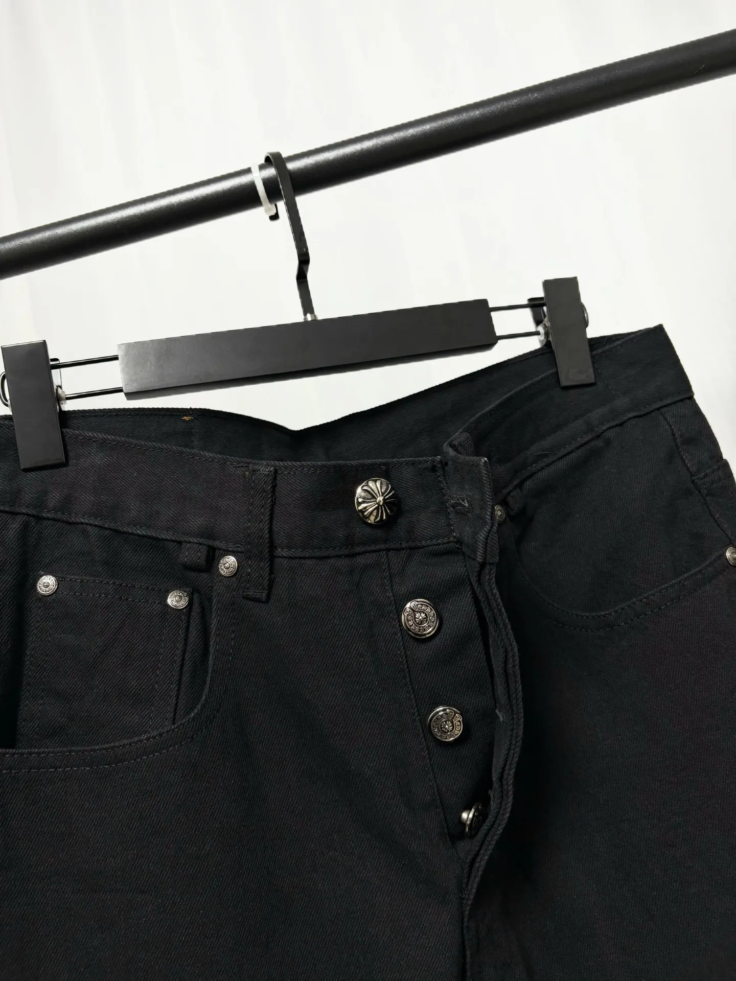 Chrome Hearts Chrome Hearts ， ， ， Chrome Hearts × Levi’s Black ， Classic ， ， 。 ， ， ， ， ， 。 ✖Levis ， Retro ， ，